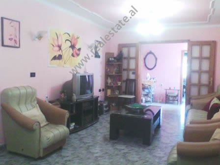 Apartament 3 + 1 per shitje prane zones se Laprakes ne Tirane (TRS-615-15b)