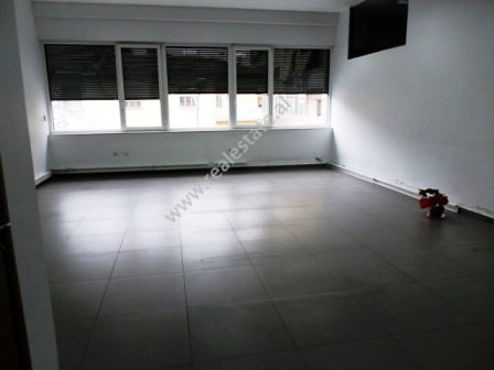 Zyre me qera afer rruges se Kavajes ne Tirane, (TRS-117-53d)
