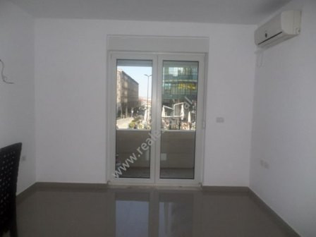 Zyre me qera ne rrugen Muhamet Gjollesha ne Tirane, (TRR-317-24d)