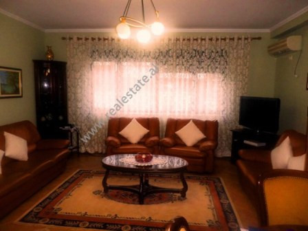 Apartament 2+1 me qera ne zonen e Bllokut ne Tirane, (TRR-317-14d)