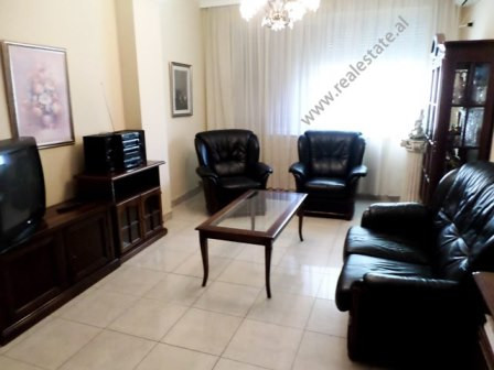 Apartament 2+1 me qera ne zonen e Bllokut ne Tirane (TRR-1217-21L)