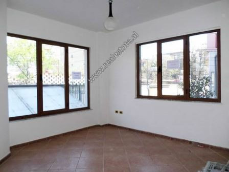 Zyre me qera ne rrugen Hoxha Tahsim ne Tirane (TRR-318-79L)
