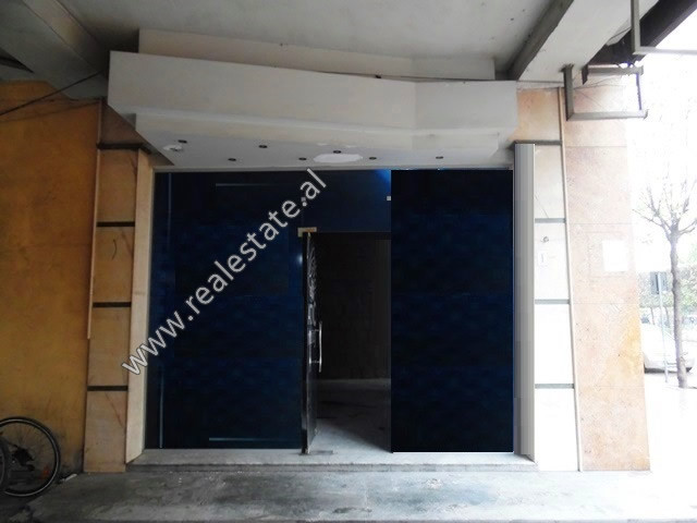 Dyqan me qera ne Bulevardin Zogu I ne Tirane (TRR-419-29L)
