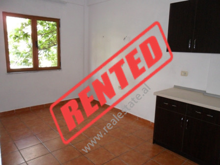Apartament 3 + 1 me qera prane rruges Dritan Hoxha ne Tirane (TRR-515-26b)