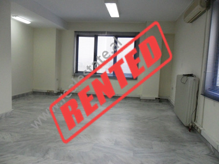 Zyre me qera prane qendres se Tiranes (TRR-216-34b)