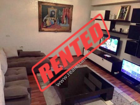 Apartament 2+1 me qera ne zonen e Bllokut ne Tirane (TRR-117-23d)