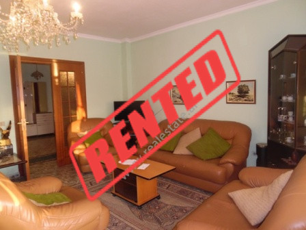 Apartament 3+1 me qera ne zonen e ish-Bllokut ne Tirane (TRR-117-52K)