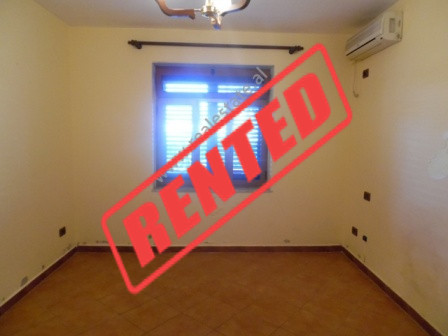 Apartament per zyre me qera ne rrugen e Elbasanit ne Tirane, (TRR-118-45d)