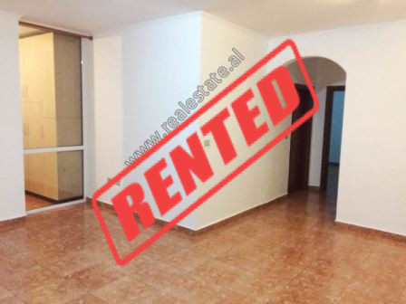Apartament per zyre me qera ne zonen Komuna e Parisit ne Tirane (TRR-1016-7L)