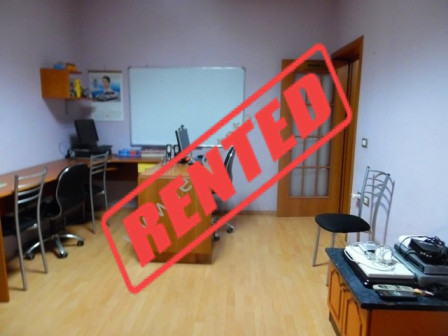 Apartament per zyra me qera ne rrugen e Barrikadave ne Tirane (TRR-1118-21d)