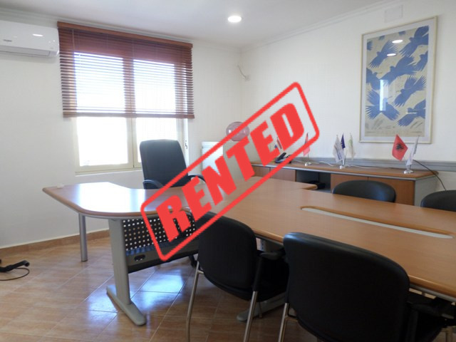 Zyre me qera prane zones se Medresese, ne Tirane (TRR-219-41T)