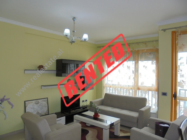 Apartament 2+1 me qera tek Komuna e Parisit ne Tirane (TRR-615-2m)