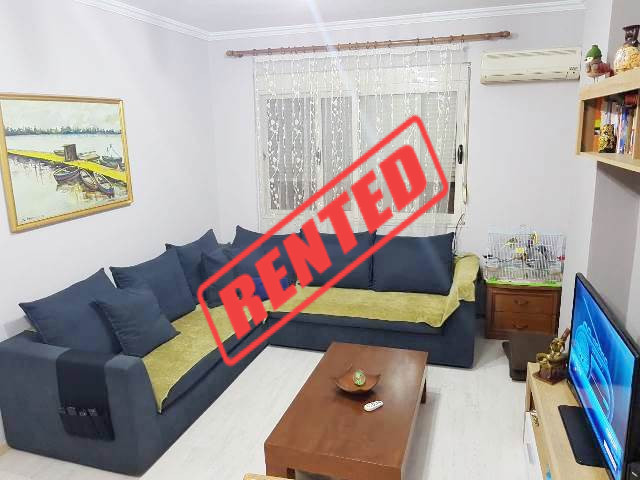 Apartament 2+1 me qera prane rruges se Kavajes ne Tirane (TRR-819-11T)