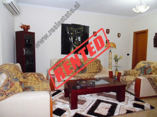 Apartament 2+1 me qera ne zonen e Bllokut ne Tirane (TRR-819-29L)