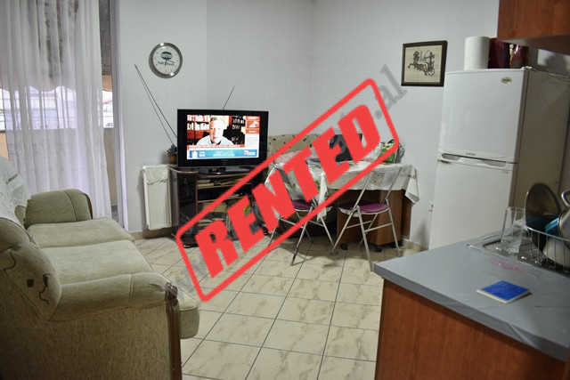Apartament 1+1 me qira ne zonen e Komunes se Parisit ne Tirane