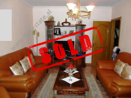 Apartament 2 + 1 per shitje prane qendres Globe ne Tirane (TRS-315-17b)