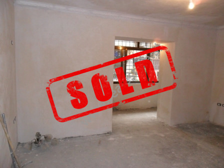 Apartament 2+1 per shitje shume prane Stadiumit Selman Stermasi ne Tirane (TRS-216-42K)