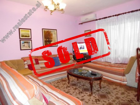 Apartament 2+1 per shitje prane zones se Bllokut ne Tirane (TRS-119-20L)