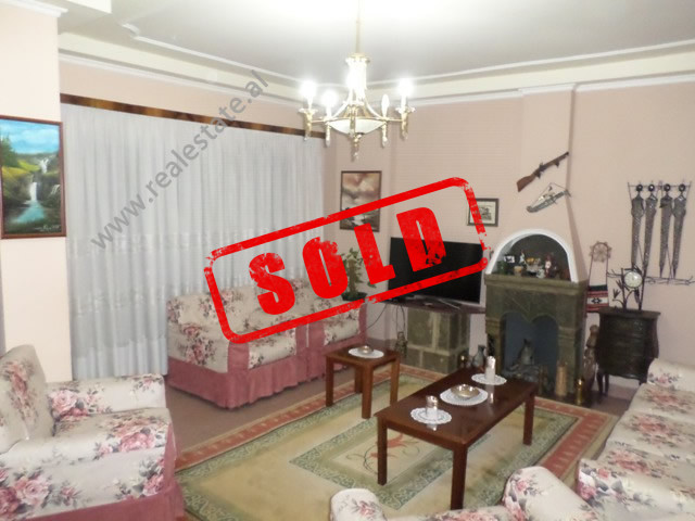 Apartament 2+1 per shitje te Komuna e Parisit ne Tirane (TRS-319-60S)